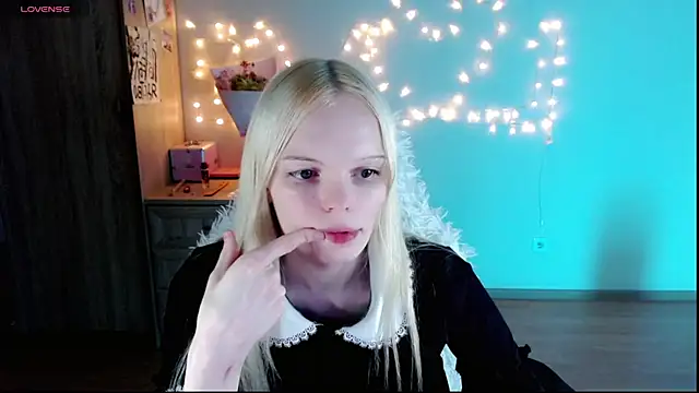 Snapshot of Emily_Nyaffee chatting on 03.03.25 Emily Nyaffee online show from 03.03.25