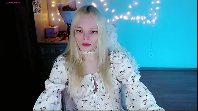 Snapshot of Emily_Nyaffee chatting on 03.14.25 Emily Nyaffee online show from 03.14.25