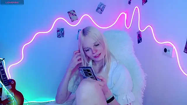 Snapshot of Emily_Nyaffee chatting on 10.19.25 Emily Nyaffee online show from 10.19.25