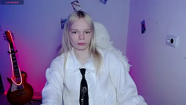 Snapshot of Emily_Nyaffee chatting on 03.10.26 Emily Nyaffee online show from 03.10.26