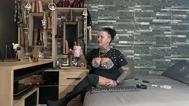 Snapshot of Mistress_Miry chatting on 12.23.24 Mistress Miry online show from 12.23.24