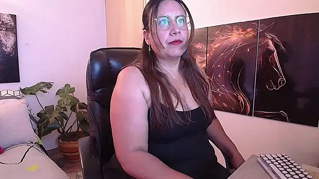 Snapshot of amalia_brunette chatting on 06.25.26 amalia brunette online show from 06.25.26