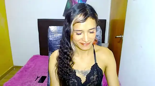 Snapshot of Queen_camila chatting on 03.12.25 Queen camila online show from 03.12.25