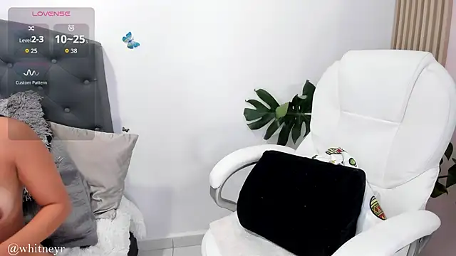 Snapshot of cutewhitneyr chatting on 04.20.26 cutewhitneyr online show from 04.20.26