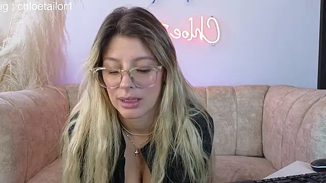 Snapshot of ChloeTailor_ chatting on 02.12.25 ChloeTailor online show from 02.12.25