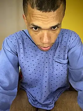 Snapshot of MoiseXxx_777 chatting on 10.05.25 MoiseXxx 777 online show from 10.05.25