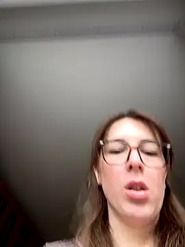 Snapshot of MommmyYummy chatting on 10.17.25 MommmyYummy online show from 10.17.25