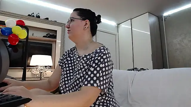 Snapshot of ILoveToFeelU chatting on 04.29.26 ILoveToFeelU online show from 04.29.26