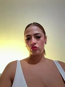 Snapshot of SofiaReyes1 chatting on 10.13.25 SofiaReyes1 online show from 10.13.25