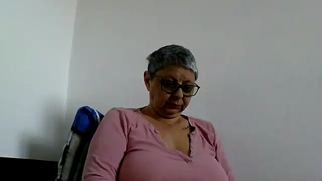 Snapshot of roseblak42 chatting on 05.10.26 roseblak42 online show from 05.10.26