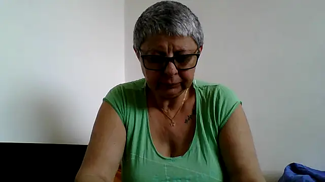Snapshot of roseblak42 chatting on 05.18.26 roseblak42 online show from 05.18.26
