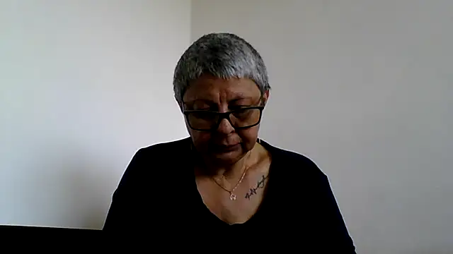 Snapshot of roseblak42 chatting on 05.19.26 roseblak42 online show from 05.19.26