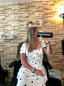  Abril-Office1 online show from 10.17.25