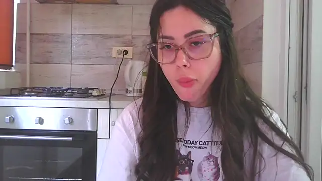 Snapshot of LovelyJulliette chatting on 05.17.26 LovelyJulliette online show from 05.17.26