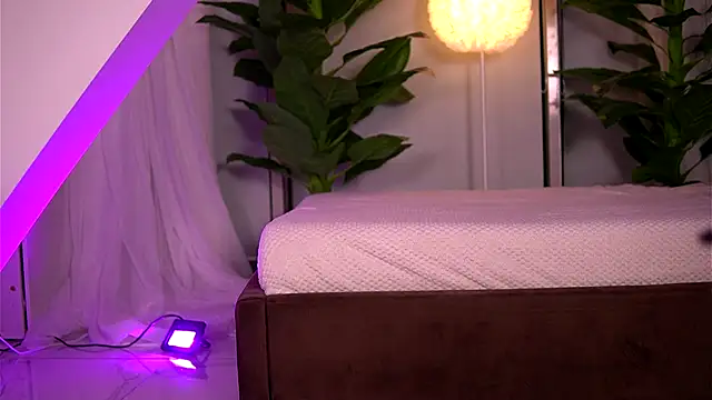 Snapshot of KaylaBray chatting on 10.25.25 KaylaBray online show from 10.25.25