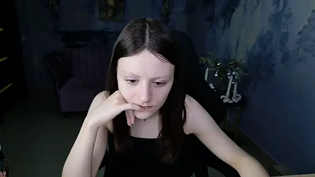 Snapshot of VeliraBraitberg chatting on 12.28.24 VeliraBraitberg online show from 12.28.24