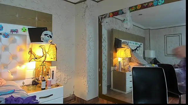 TaraaHot online show from 10.31.25