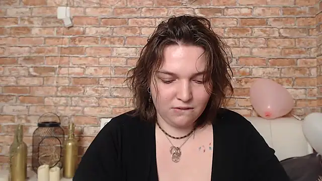 Amelia Kiss  online show from 02.13.25