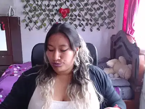 Snapshot of EmilyLove1014 chatting on 12.09.24 EmilyLove1014 online show from 12.09.24