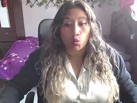 Snapshot of EmilyLove1014 chatting on 12.11.24 EmilyLove1014 online show from 12.11.24