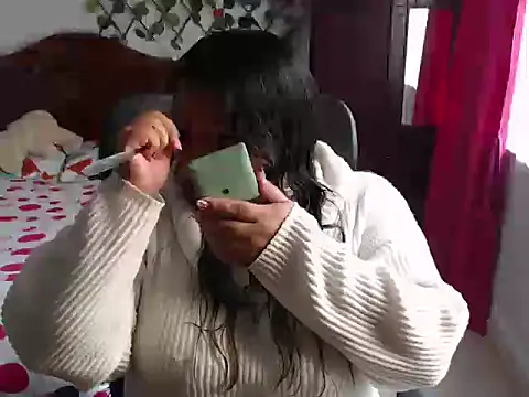 Snapshot of EmilyLove1014 chatting on 12.28.24 EmilyLove1014 online show from 12.28.24