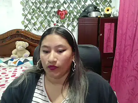 Snapshot of EmilyLove1014 chatting on 12.31.24 EmilyLove1014 online show from 12.31.24