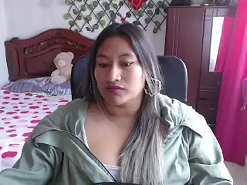 Snapshot of EmilyLove1014 chatting on 01.01.25 EmilyLove1014 online show from 01.01.25