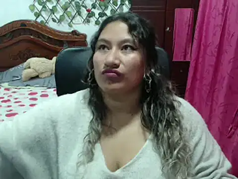 Snapshot of EmilyLove1014 chatting on 01.04.25 EmilyLove1014 online show from 01.04.25