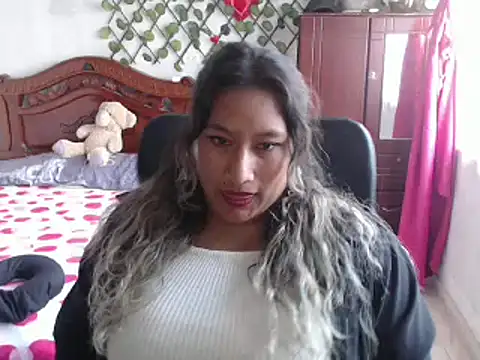 Snapshot of EmilyLove1014 chatting on 01.04.25 EmilyLove1014 online show from 01.04.25