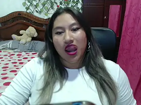 Snapshot of EmilyLove1014 chatting on 01.12.25 EmilyLove1014 online show from 01.12.25