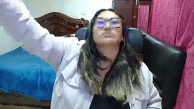 Snapshot of EmilyLove1014 chatting on 11.02.25 EmilyLove1014 online show from 11.02.25