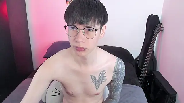 Snapshot of Aventure_Twinks chatting on 06.12.26 Aventure Twinks online show from 06.12.26