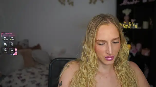 Snapshot of Nicolette__Shea_ chatting on 12.12.24 Nicolette Shea online show from 12.12.24