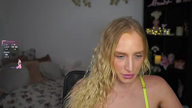 Snapshot of Nicolette__Shea_ chatting on 12.12.24 Nicolette Shea online show from 12.12.24