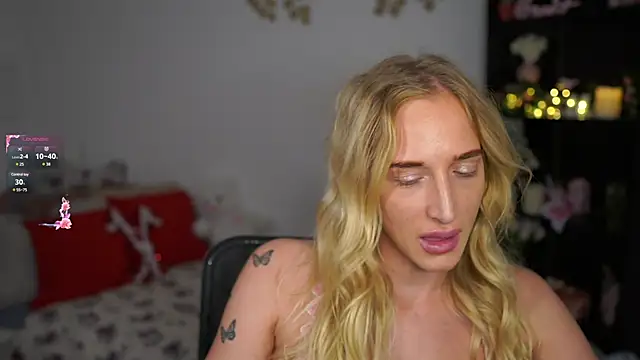 Snapshot of Nicolette__Shea_ chatting on 12.20.24 Nicolette Shea online show from 12.20.24