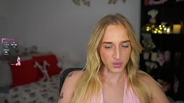 Snapshot of Nicolette__Shea_ chatting on 12.22.24 Nicolette Shea online show from 12.22.24