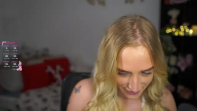 Snapshot of Nicolette__Shea_ chatting on 12.24.24 Nicolette Shea online show from 12.24.24