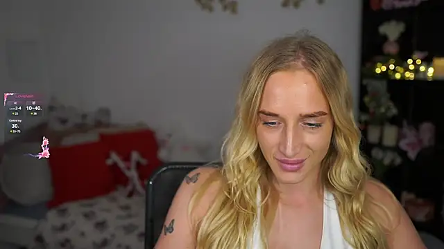 Snapshot of Nicolette__Shea_ chatting on 12.24.24 Nicolette Shea online show from 12.24.24