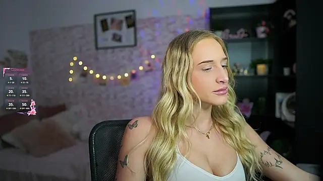 Snapshot of Nicolette__Shea_ chatting on 02.18.25 Nicolette Shea online show from 02.18.25