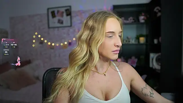 Snapshot of Nicolette__Shea_ chatting on 02.18.25 Nicolette Shea online show from 02.18.25