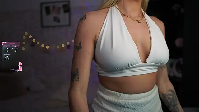 Snapshot of Nicolette__Shea_ chatting on 03.06.25 Nicolette Shea online show from 03.06.25