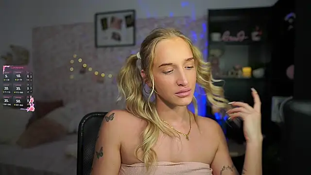 Snapshot of Nicolette__Shea_ chatting on 03.14.25 Nicolette Shea online show from 03.14.25