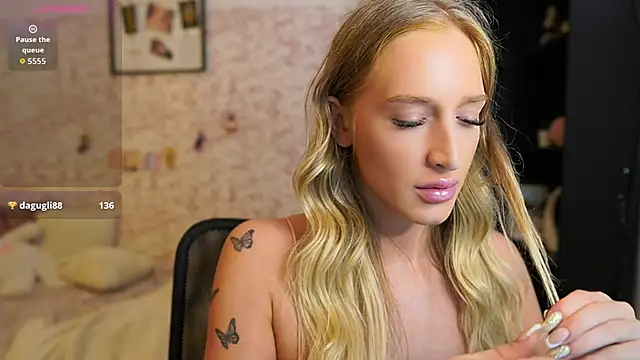 Snapshot of Nicolette__Shea_ chatting on 09.11.25 Nicolette Shea online show from 09.11.25