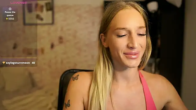 Snapshot of Nicolette__Shea_ chatting on 10.01.25 Nicolette Shea online show from 10.01.25