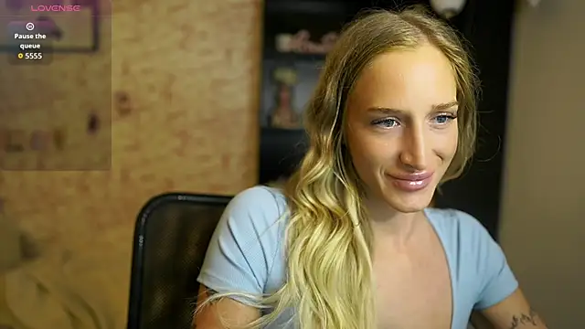 Snapshot of Nicolette__Shea_ chatting on 10.19.25 Nicolette Shea online show from 10.19.25