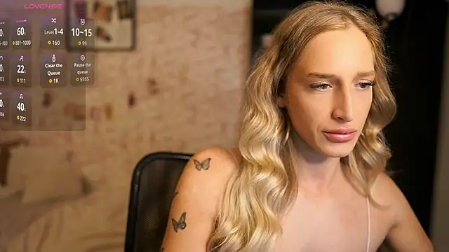 Snapshot of Nicolette__Shea_ chatting on 10.25.25 Nicolette Shea online show from 10.25.25