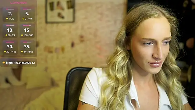 Snapshot of Nicolette__Shea_ chatting on 10.27.25 Nicolette Shea online show from 10.27.25