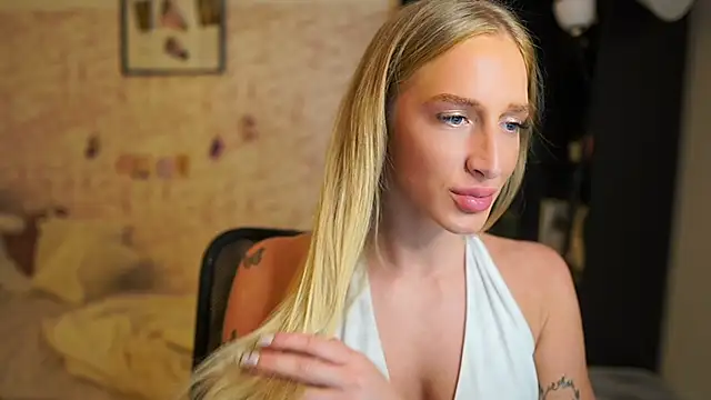 Snapshot of Nicolette__Shea_ chatting on 11.29.25 Nicolette Shea online show from 11.29.25