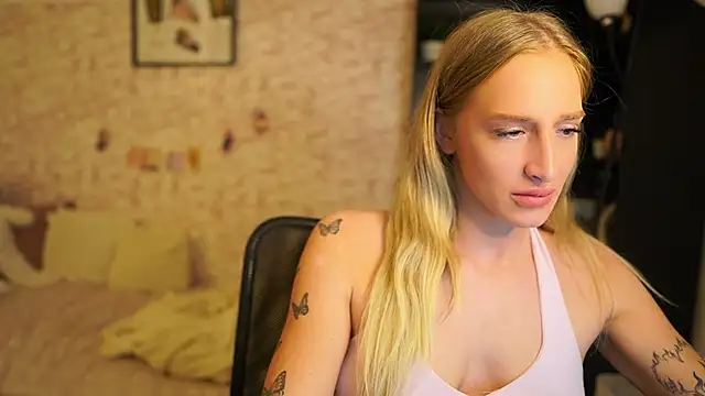 Snapshot of Nicolette__Shea_ chatting on 12.01.25 Nicolette Shea online show from 12.01.25