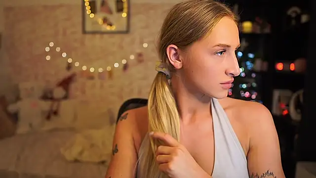 Snapshot of Nicolette__Shea_ chatting on 12.03.25 Nicolette Shea online show from 12.03.25